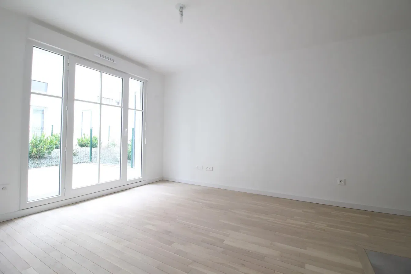 Soggiorno; vista, pavimento in legno, luce naturale