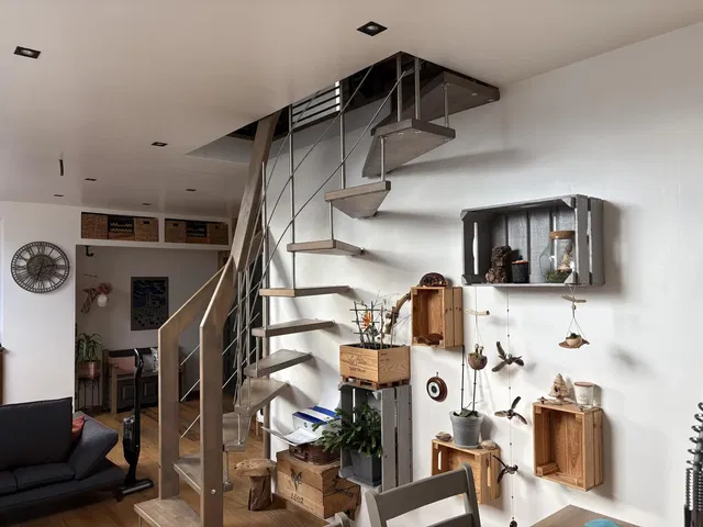 Woonkamer; houten vloer, rustieke stijl, natuurlijk licht