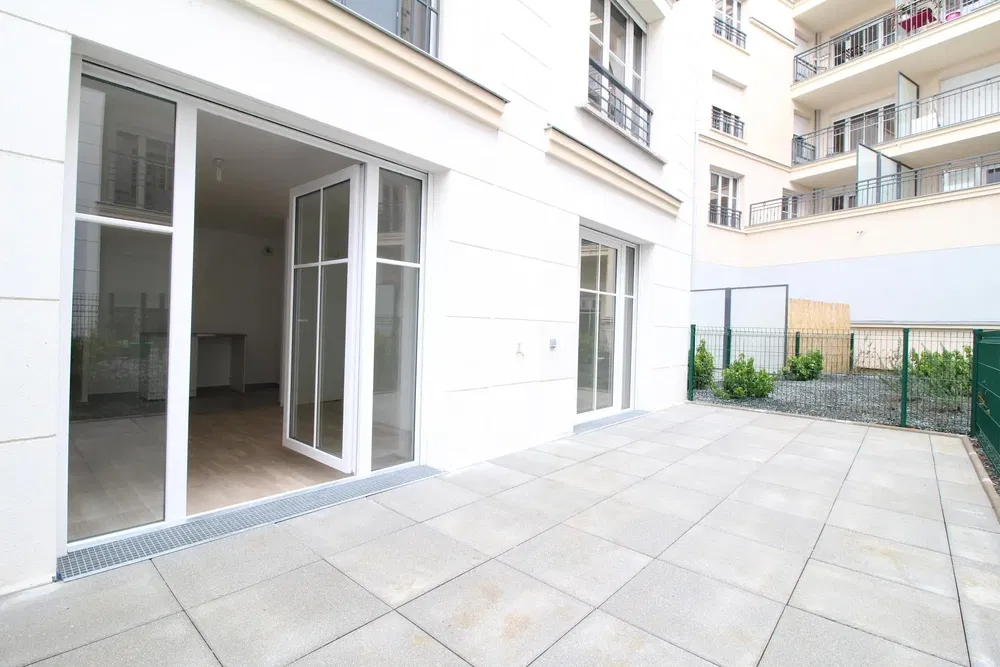 Terrazza; pavimento in piastrelle, luce naturale