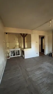 Keuken; renovatie nodig, houten vloer