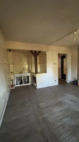 Kuchyňa; potrebná rekonštrukcia, drevená podlaha