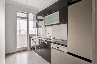 Kuhinja; kuhinjski aparati, pločice, prirodno svjetlo