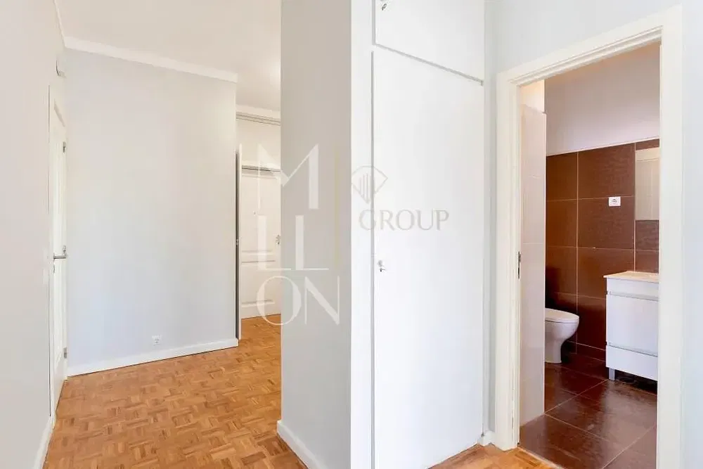 Toalet; pločice, drveni pod