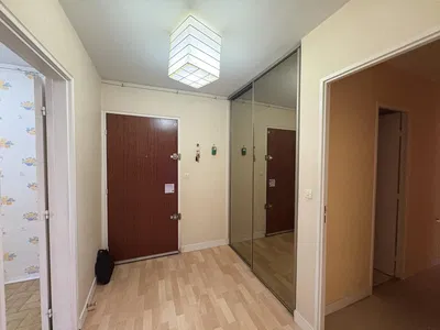 Garderobe; houten vloer, natuurlijk licht