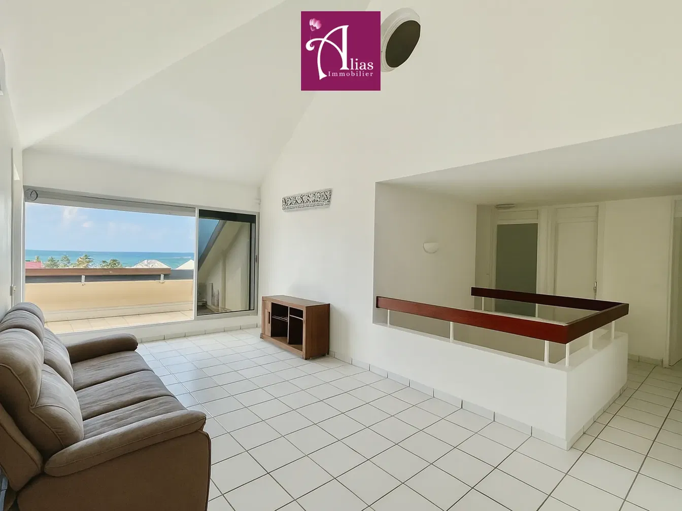 Soggiorno; vista, pavimento in piastrelle, luce naturale