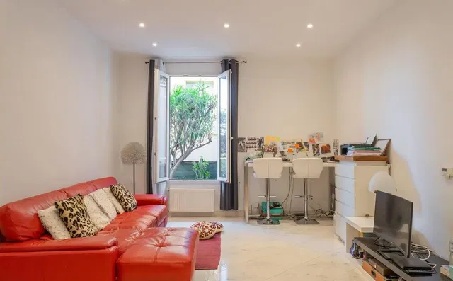 Soggiorno; luce naturale, pavimento in piastrelle, stile moderno