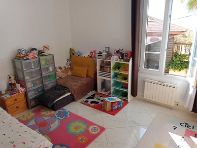 Παιδικό δωμάτιο; φυσικό φως, πλακάκια