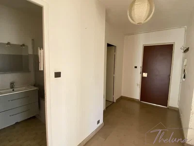 Vestiyer; fayans zemin, doğal ışık