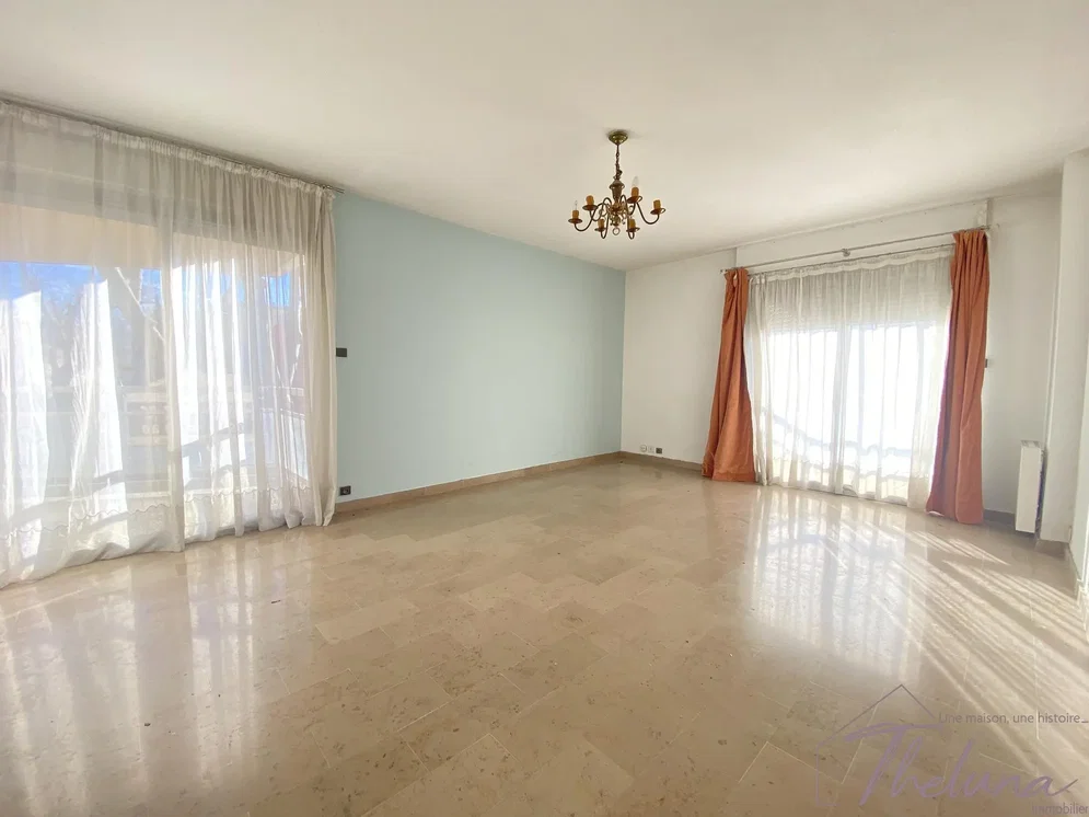 Oturma odası; fayans zemin, doğal ışık, manzara