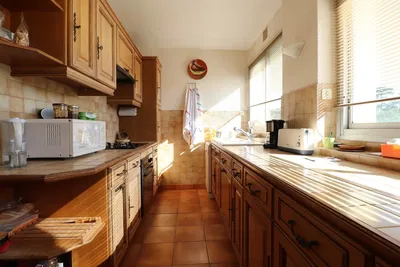 Keuken; keukenapparatuur, natuurlijk licht, rustieke stijl, tegelvloer