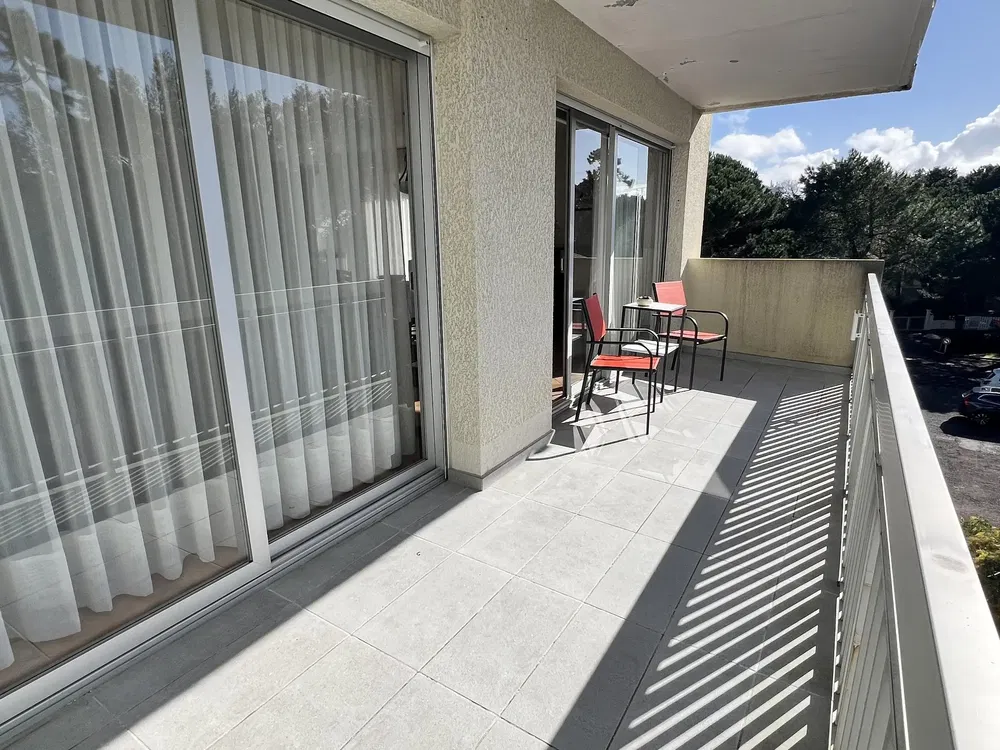 Balkon; tegelvloer, uitzicht