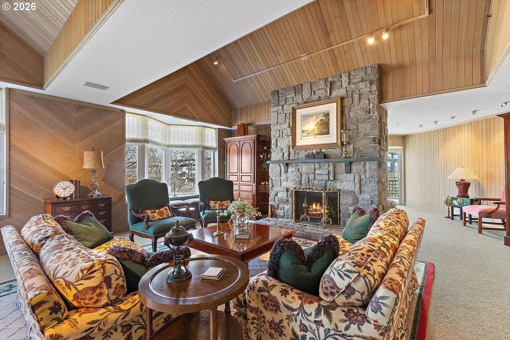 Dnevna soba; kamin, drvene grede, drveni pod