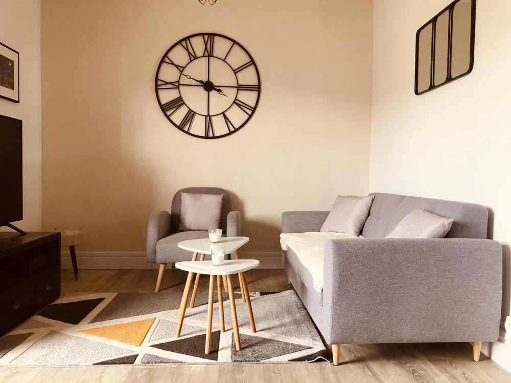 Soggiorno; stile moderno, pavimento in legno, luce naturale