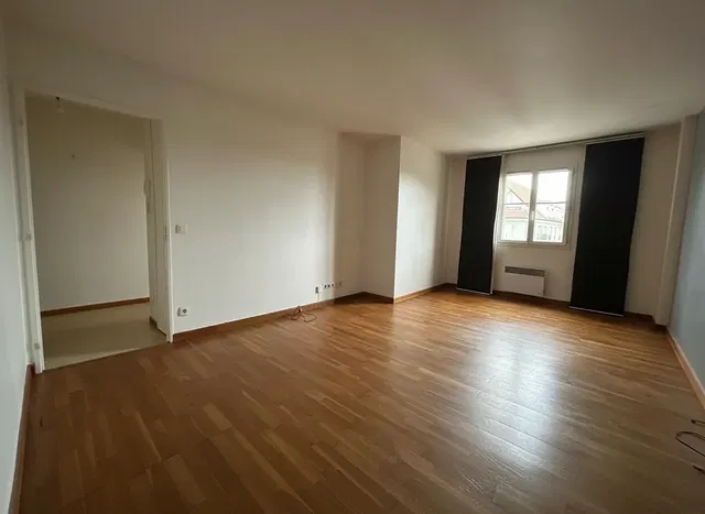 Soggiorno; pavimento in legno, luce naturale