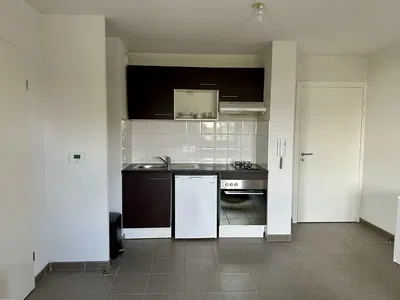 Cucina; pavimento in piastrelle, elettrodomestici