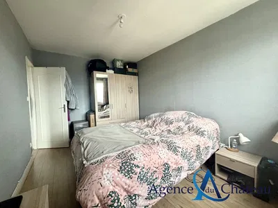 Yatak odası; ahşap zemin, doğal ışık, modern stil