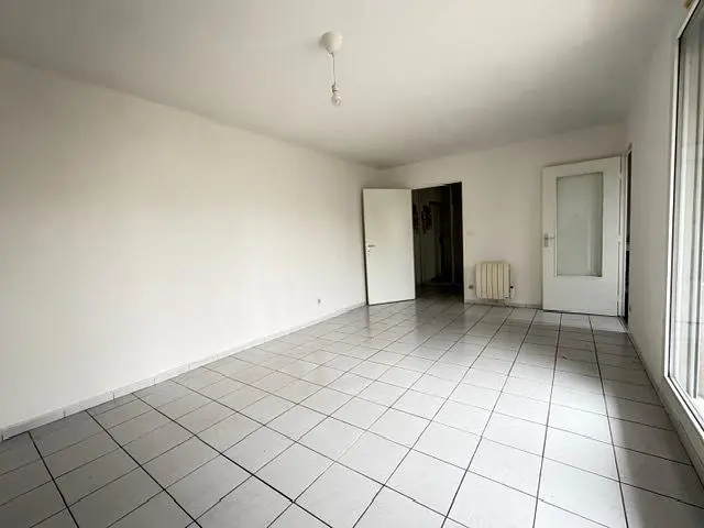 Woonkamer; tegelvloer, natuurlijk licht