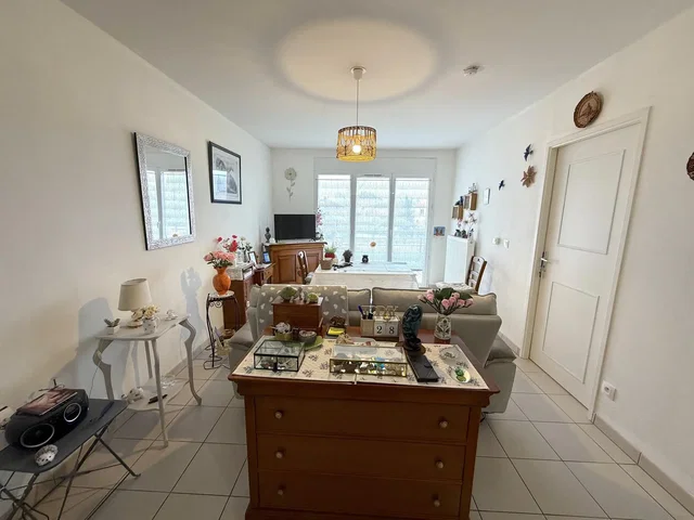 Woonkamer; tegelvloer, natuurlijk licht