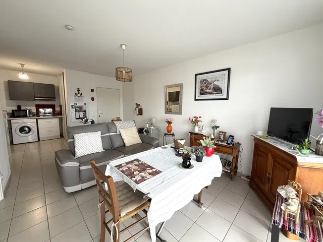 Woonkamer; tegelvloer, natuurlijk licht