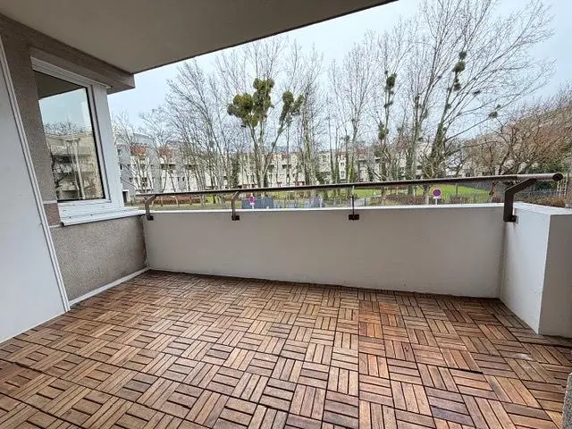 Balkon; dřevěná podlaha, výhled
