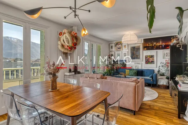 Woonkamer; uitzicht, houten vloer, natuurlijk licht, moderne stijl