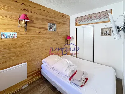 Slaapkamer; houten balken, houten vloer, rustieke stijl