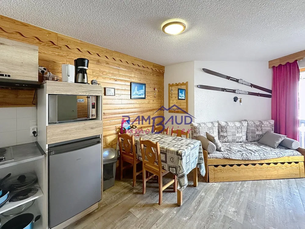 Woonkamer; houten vloer, rustieke stijl