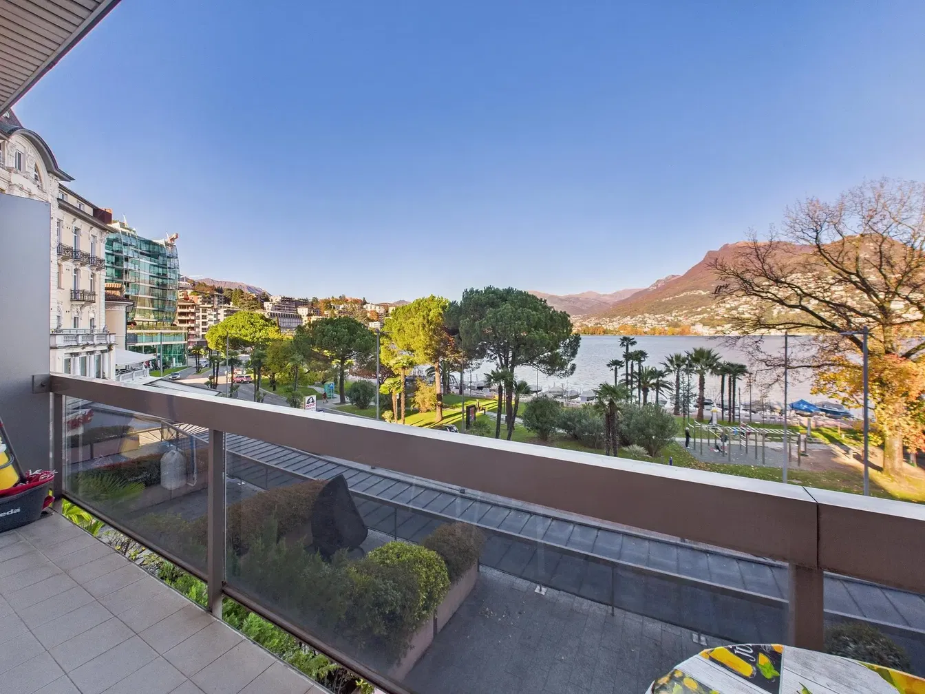 شرفة; إطلالة, أرضية من البلاط