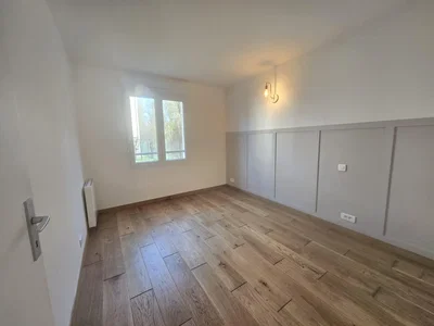Schlafzimmer; tageslicht, holzboden, renoviert