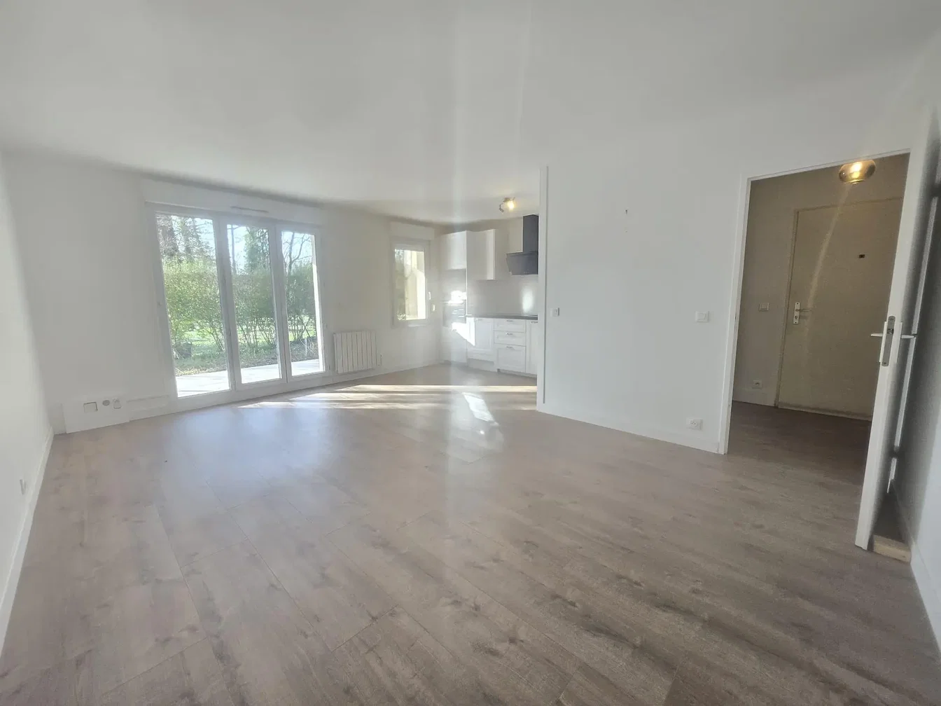 Wohnzimmer; tageslicht, fliesenboden, renoviert