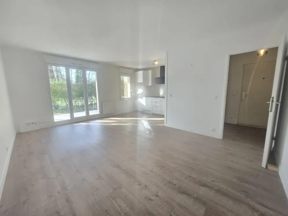 Wohnzimmer; tageslicht, fliesenboden, renoviert