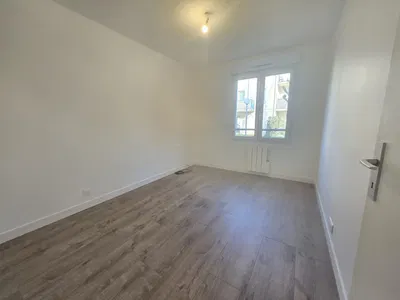 Schlafzimmer; tageslicht, renoviert, fliesenboden