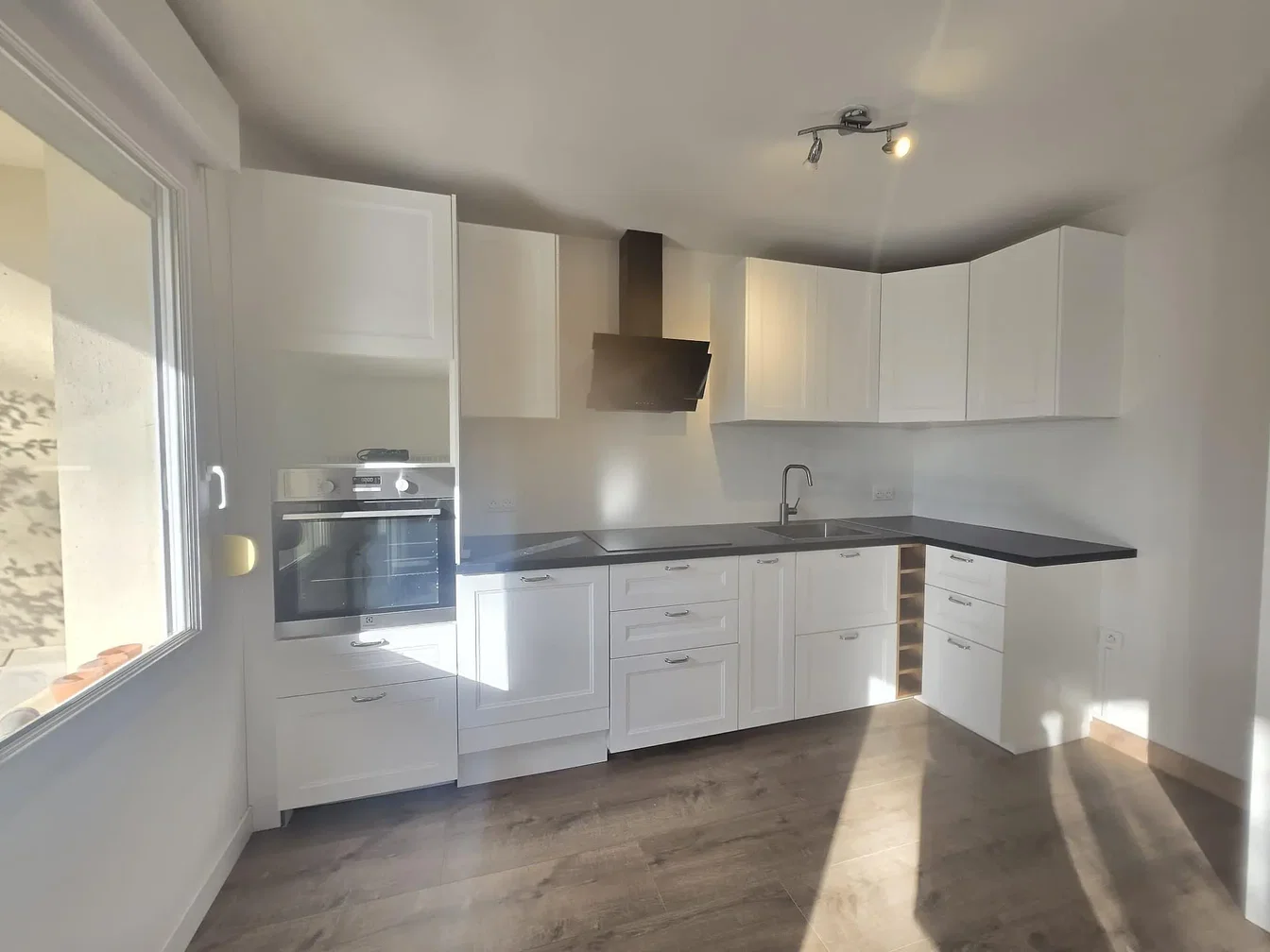 Küche; küchengeräte, tageslicht, moderner stil, holzboden, renoviert