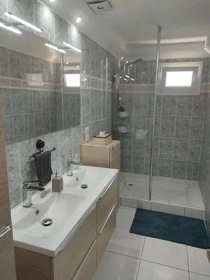 Badkamer; tegelvloer, natuurlijk licht, gerenoveerd