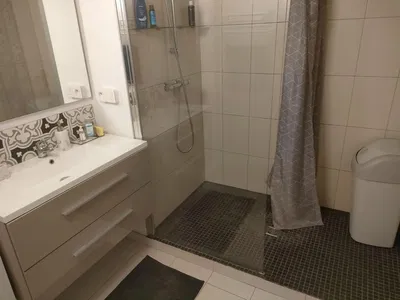 Badkamer; tegelvloer, natuurlijk licht, gerenoveerd