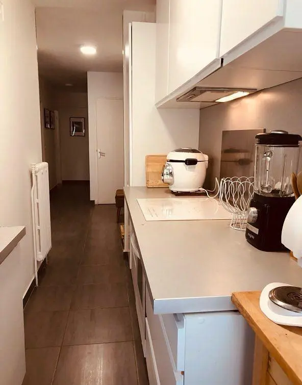 Keuken; keukenapparatuur, tegelvloer, natuurlijk licht, moderne stijl