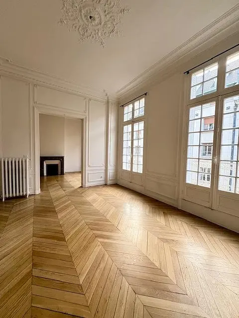 Woonkamer; houten vloer, natuurlijk licht, hoge plafonds