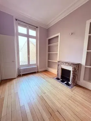 Woonkamer; open haard, houten vloer, natuurlijk licht