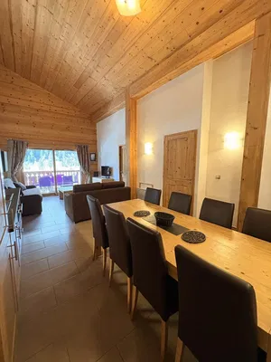 Woonkamer; houten balken, houten vloer, natuurlijk licht, rustieke stijl, uitzicht