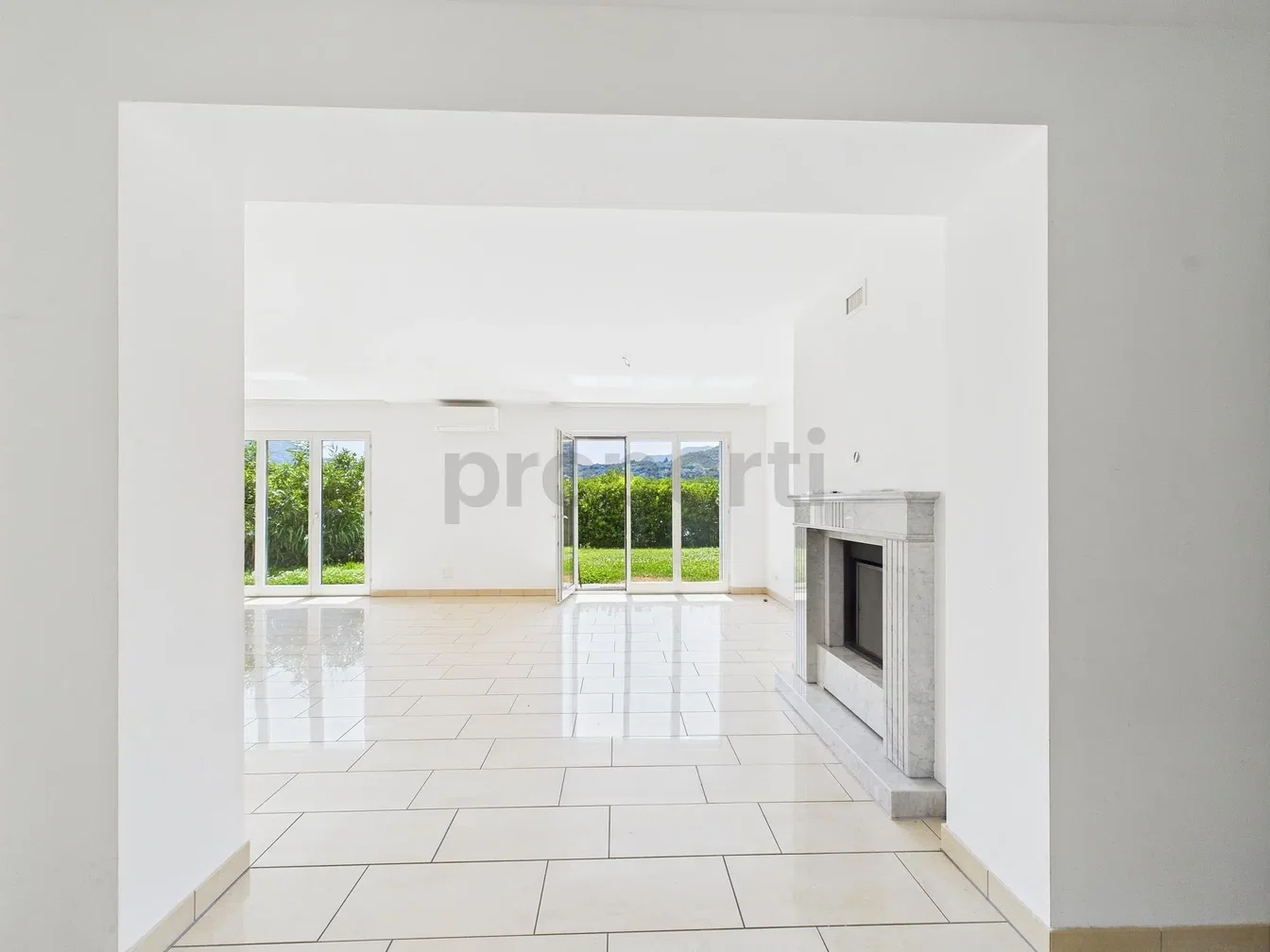 Obývací pokoj; výhled, krb, dlažba, přirozené světlo