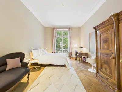 Schlafzimmer; holzboden, tageslicht, moderner stil
