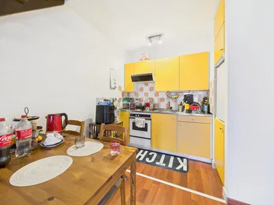 Küche; küchengeräte, fliesenboden, holzboden, tageslicht, moderner stil