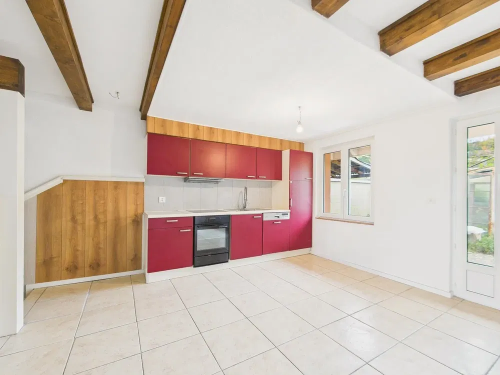 Küche; küchengeräte, fliesenboden, holzbalken, tageslicht