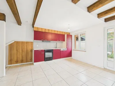 Küche; küchengeräte, fliesenboden, holzbalken, tageslicht