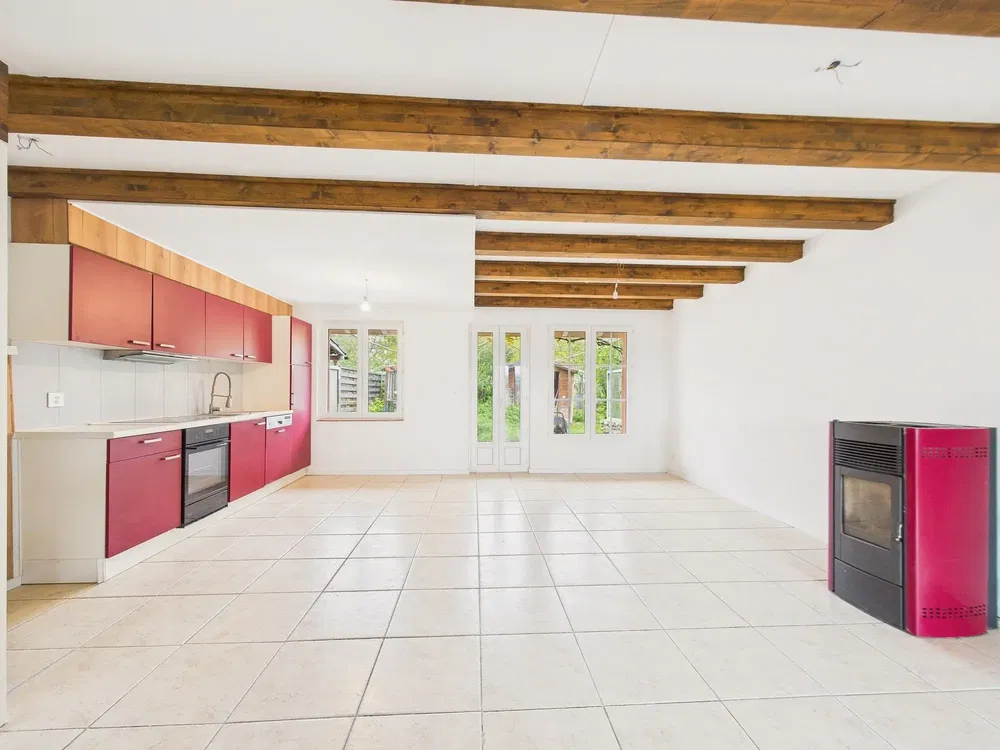 Wohnzimmer; fliesenboden, holzbalken, kamin, tageslicht, moderner stil