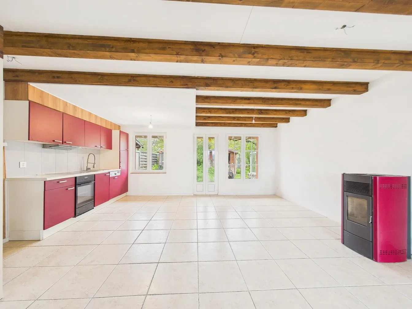 Wohnzimmer; fliesenboden, holzbalken, kamin, tageslicht, moderner stil