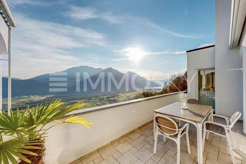 Terraço; vista, chão de azulejo, luz natural