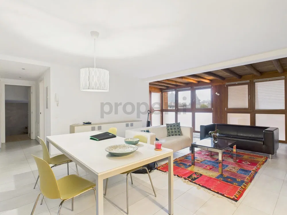 غرفة معيشة; أرضية من البلاط, ضوء طبيعي, أسلوب عصري