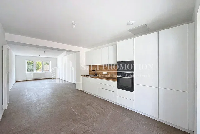 Cocina; suelo de baldosas, vista, luz natural, renovado