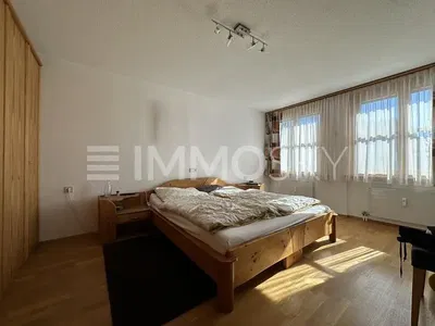 Ložnice; dřevěná podlaha, přirozené světlo, rustikální styl